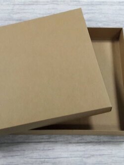 กล่องของขวัญ กล่องฝาครอบ กล่องอเนกประสงค์ กล่องแบบมีฝาครอบ ขนาด 31 x 31 x 4.5 ซม. สีคราฟท์น้ำตาลเข้ม (แบบฝาทึบ) ราคา 655 บาท ต่อแพ็ค (20 ใบ)