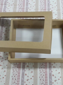 กล่องของขวัญ กล่องฝาครอบ กล่องของที่ระลึก กล่องอเนกประสงค์ กล่องของใช้ กล่องใส่ผ้าไหม ขนาด 19.6x27.2x5 ซม.สีคราฟท์น้ำตาลอ่อน ราคา 510 บาทต่อแพ็ค(20 ใบ)