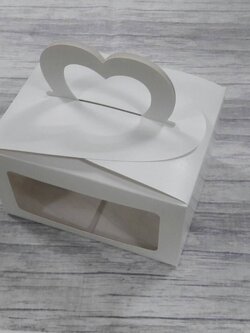 กล่องหูหิ้ว กล่องคุ๊กกี้ กล่องขนม กล่องคัพเค้ก กล่องเค้ก กล่องเบเกอรี่ แบบมีหน้าต่างพลาสติก สีขาว ขนาด 14x18x10 ซม. ราคา 270 บาทต่อแพ็ค(20ใบ)