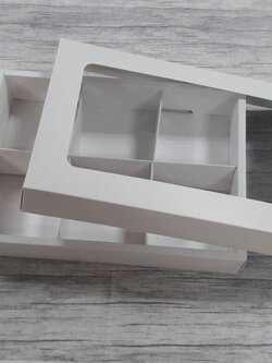 กล่องของขวัญ กล่องฝาครอบ กล่องของที่ระลึก กล่องอเนกประสงค์ กล่องขนม ขนาด 19.6x27.2x5ซม.สีขาว (แบบฝาหน้าต่างพลาสติก) พร้อมฐานตัวกั้นสินค้า ราคา 645 บาทต่อแพ็ค(20 ใบ)