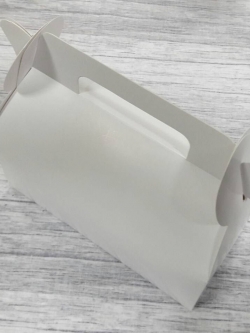 กล่องหูหิ้ว กล่องเค้กโรล กล่องซาลาเปา กล่องคัพเค้ก กล่องเค้ก กล่องคุ๊กกี้ กล่องขนม ขนาด 10.0 x 20.5 x สูง 9.0 ซม.สีขาว ราคา 220 บาทต่อแพ็ค(20ใบ)