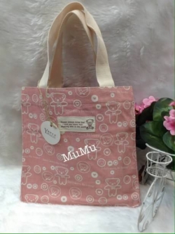 กระเป๋าผ้าสะพายข้าง Mumu ลายหมีชมพู่ ขาว