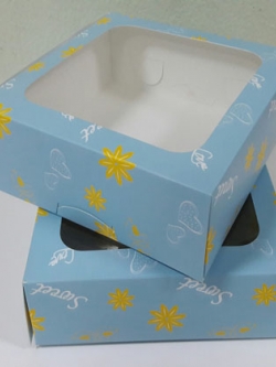 กล่องบราวนี่ กล่องชิฟฟ่อน กล่องช๊อกโกแลต กล่องพาย กล่องขนมเปี๊ยะ ลายสีฟ้าเหลือง ขนาด 15.0 x 15.0 x 5.0 ซม. ราคา 160 บาทต่อแพ็ค (20ใบ)