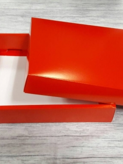 กล่องของขวัญ กล่องฝาครอบ กล่องของที่ระลึก กล่องอเนกประสงค์ กล่องของใช้ กล่องพวงมาลัย กล่องใส่ผ้าไหม ขนาด 19.6x27.2x5 ซม. สีแดงทอง ราคา 490 บาทต่อแพ็ค (20 ใบ)