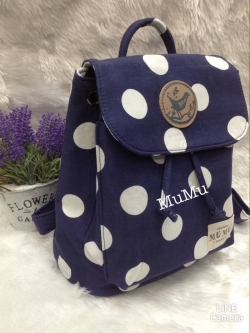 กระเป๋าเป้ผ้าสะพายหลังเปิดบน mumu ลายจุดน้ำเงิน ขาว