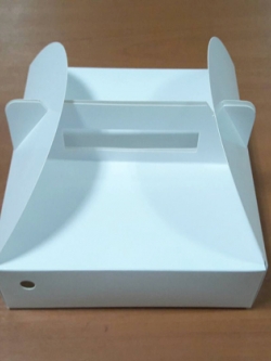 กล่องหูหิ้ว กล่องบราวนี่ กล่องคุ๊กกี้ กล่องชิฟฟ่อน กล่องเค้ก กล่องขนม สีขาว ขนาด17.5x17.5x5.0 ซม. ราคา 195 บาทต่อแพ็ค(20ใบ)