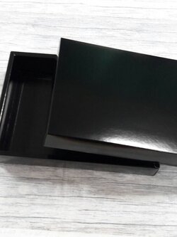 กล่องของขวัญ กล่องฝาครอบ กล่องของที่ระลึก กล่องอเนกประสงค์ กล่องของใช้ กล่องใส่ผ้าไหม ขนาด 19.6 x 27.2 x 5 ซม.สีดำ เคลือบอาบเงา (แบบฝาทึบ) ราคา 505 บาทต่อแพ็ค(20 ใบ)