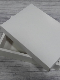 กล่องของขวัญ กล่องของที่ระลึก กล่องฝาครอบ กล่องอเนกประสงค์ กล่องของใช้ กล่องใส่ข้าวสาร กล่องแบบฝาครอบ สีขาว ขนาด 16.2x22.5x4.5 ซม.(แบบฝาทึบ) ราคา 365 บาทต่อแพ็ค (20 ใบ)