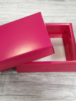 กล่องของขวัญ กล่องฝาครอบ ขนาด 14.5*13*4 ซม.กล่องของที่ระลึก กล่องอเนกประสงค์ กล่องของใช้ กล่องพวงมาลัย กล่องใส่ผ้าไหม สี Magenta color ราคา 295 บาท/20 ใบ