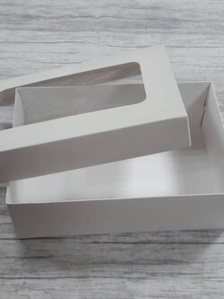 กล่องฝาครอบ กล่องของขวัญ กล่องอเนกประสงค์ ขนาด 14.0 x 21.0 x 7.0 cm. สีขาว (แบบฝาหน้าต่างพลาสติก) ราคา 435 บาท ต่อแพ็ค (20 ใบ)