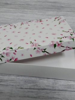 กล่องฝาครอบ ลายดอกไม้พื้นสีขาว 22*12.5*5 ซม.ไม่มีหน้าต่าง (แบบฝาทึบ) ราคา 340 บาท ต่อแพ็ค (20 ใบ)