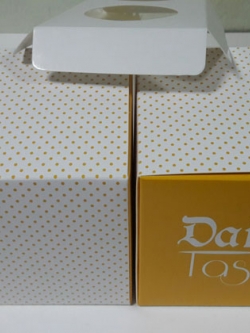 กล่องคัพเค้ก 1 ชิ้น ลายเหลืองจุด (พร้อมฐานรองคัพเค้ก) ขนาด 9.0 x 9.0 x สูง 9.0 ซม. ราคา 135 บาท ต่อแพ็ค (20ใบ) พร้อมฐานรอง (ช่องคัพเค้กกว้าง 5.5 ซม.)