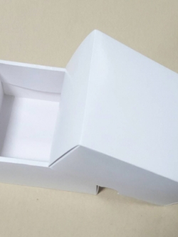 กล่องพับขึ้นรูปพร้อมใช้งาน กล่องของขวัญ กล่องของที่ระลึก ล่องอเนกประสงค์ กล่องแบบฝาครอบ สีขาว ขนาด 12.2x16.2x8 ซม. ราคา 450 บาท ต่อแพ็ค(10 ใบ) (รวมค่าจัดส่งแล้ว)