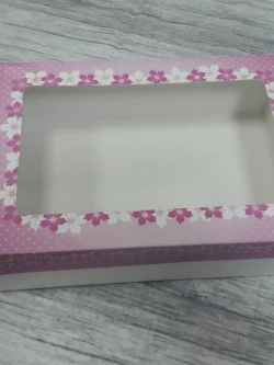 กล่องใส่สินค้าเอนกประสงค์ กล่องใส่พวงมาลัย กล่องใส่สินค้าถักโครเช กล่องใส่ผ้าขนหนู กล่องใส่เสื้อผ้า กล่องใส่ผ้าบาติก กล่องใส่สินค้า กล่องใส่ของที่ระลึก สีขาว ฝาครอบลายชมพู size 23.4x16.3x6.5ซม.ราคา 425 บาท (20 ใบ) (รวมค่าจัดส่งแล้ว)