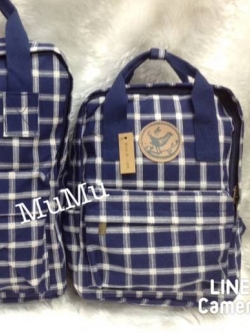 กระเป๋าเป้ผ้าสะพายหลัง mumu ผ้าเคลือบกันน้ำ ลายสก๊อตขาวน้ำเงินเข้ม (Size S)