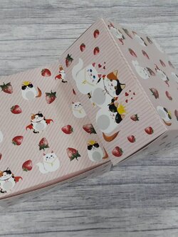 กล่องคัพเค้ก 4 ชิ้น (แบบไม่มีฐานรอง) กล่องเค้กครึ่งปอนด์ กล่องขนม กล่องสแน็ค Snack Box กล่องคอฟฟี่เบรค สีชมพูลายแคทสตรอว์เบอร์รี่ ขนาด 15.0x15.0x7.6 ซม. (แพ็คละ 150 บาทต่อ 20ใบ)