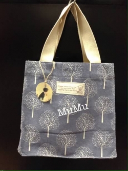 กระเป๋าผ้าสะพายข้าง Mumu ลายต้นไม้น้ำเงิน ขาว