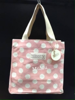 กระเป๋าผ้าสะพายข้าง Mumu ลายจุดชมพู่ ขาว
