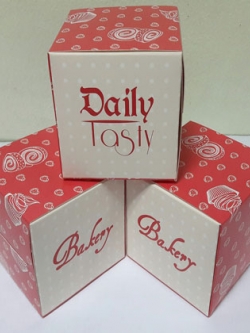 กล่องเค้กโรล กล่องคัพเค้ก 1 ชิ้น กล่องเค้ก 1 ชิ้น กล่องขนม ลายสีแดง ครีมชมพู ขนาด 9 x 9 x 9 ซม.ราคา 120 บาทต่อแพ็ค(20 ใบ)