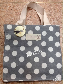 กระเป๋าผ้าสะพายข้าง Mumu ลายขาวเทา