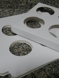 ฐานใส่คัพเค้กขนาด 4 ช่อง เส้นผ่านศูนย์กลาง 5.5 ซม.(ใช้กับถ้วยคัพเค้กขนาดมาตรฐาน 5 ซม.) ขนาด 16.3 X 16.3 ซม.