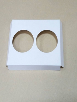 ฐานใส่คัพเค้กขนาด 2 ช่อง เส้นผ่านศูนย์กลาง 6.4 ซม.(ใช้กับถ้วยคัพเค้กขนาดมาตรฐาน 6 ซม.) ขนาดกว้าง 15.0 X ยาว 12.8 ซม.