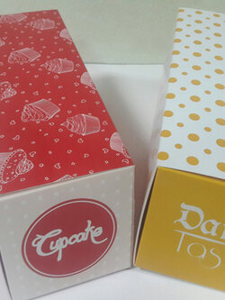 กล่องเค้กโรล กล่องคัพเค้ก 3 ชิ้น กล่องเค้ก 3-4 ชิ้น กล่องขนม ลายสีเหลืองจุด ขนาด 9.0 x 24.0 x สูง 9.0 ซม. ราคา 230 บาทต่อแพ็ค (20 ใบ)