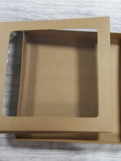 กล่องของขวัญ กล่องฝาครอบ กล่องอเนกประสงค์ กล่องแบบมีฝาครอบ ขนาด 31 x 31 x 4.5 ซม. สีคราฟท์น้ำตาลเข้ม (แบบฝาหน้าต่างพลาสติก) ราคา 715 บาท ต่อแพ็ค (20 ใบ)