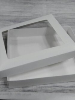 กล่องฝาครอบ กล่องของขวัญ กล่องอเนกประสงค์ ขนาด 16.8 x 18.0 x 3.0 cm. สีขาว (ฝาหน้าต่างพลาสติก) ราคา 330 บาท ต่อแพ็ค (20 ใบ)