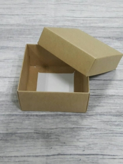 กล่องของขวัญ กล่องฝาครอบ ขนาด 8x8x4 ซม.กล่องของที่ระลึก กล่องอเนกประสงค์ กล่องของใช้ กล่องใส่ผ้าไหม สีคราฟท์น้ำตาลอ่อน ราคา 215 บาทต่อแพ็ค (20 ใบ)