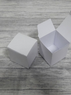 กล่องเอนกประสงค์ แบบทรงฝาปิดเปิด ท้ายก้นขัด กล่องของขวัญ กล่องเครื่องสำอางค์ สีขาว ขนาด 5x5x5.5 ซม. ราคา 175 บาทต่อแพ็ค(50 ใบ) กระดาษหนา 230 แกรม