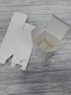 กล่องอเนกประสงค์ แบบทรงฝาปิดเปิด ท้ายก้นขัด กล่องของขวัญ กล่องเครื่องสำอางค์ สีขาว 5x5x8.5 ซม. (กระดาษหนา 350 แกรม) ราคา 240 บาทต่อแพ็ค(50 ใบ)