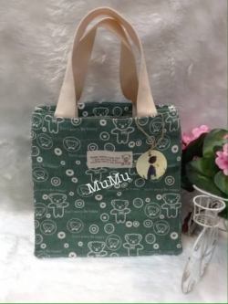 กระเป๋าผ้าสะพายข้าง Mumu ลายหมีเชียว ขาว