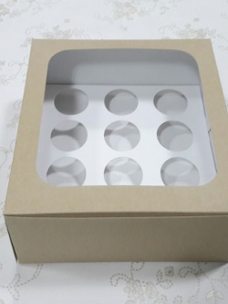 กล่องคัพเค้ก กล่องคัพเค้ก 12 ชิ้น สีคราฟท์น้ำตาลอ่อน พร้อมฐานคัพเค้ก 12 ช่อง (ช่องกว้าง 5.5 ซม.) ราคา 560 บาท ต่อแพ็ค (20ใบ)
