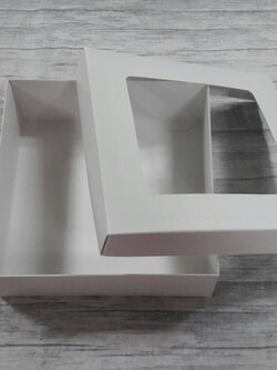 กล่องฝาครอบ กล่องของขวัญ กล่องเอนกประสงค์ กล่องแบบมีฝาครอบ สีขาว ขนาด 17.5 x 17.5 x 6.0 ซม.(มีหน้าต่างพลาสติก) ราคา 435 บาท ต่อแพ็ค (20 ใบ)