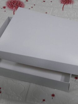 กล่องฝาครอบ กล่องของที่ระลึก กล่องอเนกประสงค์ กล่องของขวัญ กล่องของใช้ กล่องใส่ผ้าไหม ขนาด 26.0 x 32.0 x 6.2 ซม. สีขาว ราคา 630 บาทต่อแพ็ค(20 ใบ)