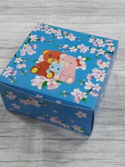 กล่องคัพเค้ก 4 ชิ้น (แบบไม่มีฐานรอง) กล่องเค้กครึ่งปอนด์ กล่องขนม กล่องสแน็ค Snack Box กล่องคอฟฟี่เบรค สีฟ้าแบร์ซากุระ ขนาด 15.0x15.0x7.6 ซม. (แพ็คละ 150 บาทต่อ 20ใบ)