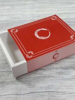 กล่องสไลด์ กล่องของขวัญ กล่องของที่ระลึก กล่องอเนกประสงค์ กล่องแบบฝาสไลด์ลายสีแดงเข้ม ขนาด 10.7x12.7x3.4 ซม. ราคา 215 บาท (20 ใบ ต่อแพ็ค)