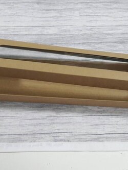 กล่องของขวัญ กล่องฝาครอบ กล่องขนม กล่องอเนกประสงค์ สีคราฟท์น้ำตาลเข้ม ขนาด 9.5x37.5x3 ซม. (แบบฝาหน้าต่างพลาสติก) ราคา 410 บาทต่อแพ็ค (20 ใบ)