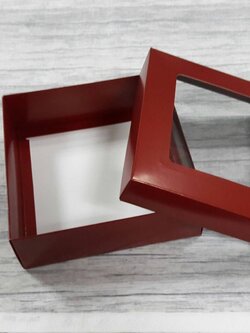กล่องฝาครอบ กล่องของขวัญ กล่องเอนกประสงค์ กล่องแบบมีฝาครอบ ขนาด 17.5 x 17.5 x 6.0 ซม.(มีหน้าต่างพลาสติก) สีแดงเข้ม ราคา 470 บาท ต่อแพ็ค (20 ใบ)