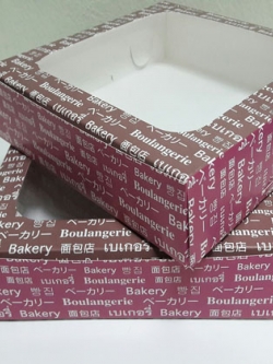 กล่องบราวนี่ กล่องชิฟฟ่อน กล่องเค้กครึ่งปอนด์ กล่องทร์ตไข่ กล่องขนมเปี๊ยะ กล่องพาย ลายมาเจนต้า กว้าง 20.0 x ยาว 20.0 x สูง 5.0 ซม. ราคา 205 บาท ต่อแพ็ค (20ใบ)