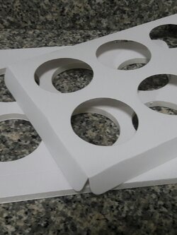 ฐานใส่คัพเค้กขนาด 6 ช่อง เส้นผ่านศูนย์กลาง 5.5 ซม.(ใช้กับถ้วยคัพเค้กขนาดมาตรฐาน 5 ซม.) ขนาด 22.0 X 15.7 ซม. ราคา 105 บาท ต่อแพ็ค (20ชิ้น))