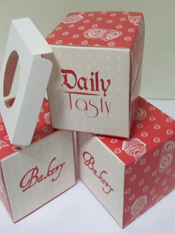 กล่องคัพเค้ก 1 ชิ้น ลายสีแดง ครีมชมพู (พร้อมฐานรองคัพเค้ก) ขนาด 9.0 x 9.0 x สูง 9.0 ซม. ราคา 135 บาท ต่อแพ็ค (20ใบ)พร้อมฐานรอง (ช่องคัพเค้กกว้าง 5.5 ซม.)