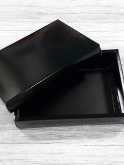 กล่องของขวัญ กล่องฝาครอบ กล่องอเนกประสงค์ กล่องของที่ระลึก ขนาด 16.2x22.5x4.5 ซม.สีดำ เคลือบอาบเงา (แบบฝาทึบ) ราคา 410 บาทต่อแพ็ค (20 ใบ)