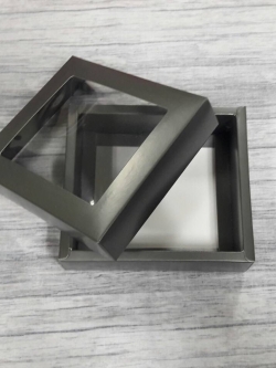 กล่องของขวัญ กล่องฝาครอบ กล่องของที่ระลึก กล่องอเนกประสงค์ กล่องของใช้ กล่องใส่ผ้าไหม ขนาด 13x14.5x4 ซม. สีเทาดำ (แบบฝาหน้าต่างพลาสติก) ราคา 320 บาทต่อแพ็ค (20 ใบ)