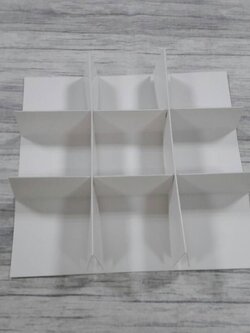 ฐานกั้นสินค้า ตัวกั้นสินค้า 9 ช่อง (แต่ละช่อง 7.8x7.8x4.0ซม.) สีขาว ขนาด 24.0 x 24.0 x 4.0 ซม.(เมื่อพับขึ้นรูป) ราคา 205 บาทต่อแพ็ค(20 ชิ้น) (ใช้กับกล่องของที่้ร้าน)