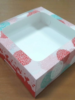 กล่องบราวนี่ กล่องชิฟฟ่อน กล่องเค้กครึ่งปอนด์ กล่องทร์ตไข่ กล่องขนมเปี๊ยะ กล่องพาย ลายเยอบีร่าฟลาวเวอร์ กว้าง 20.0 x ยาว 20.0 x สูง 5.0 ซม. ราคา 205 บาท ต่อแพ็ค (20ใบ)