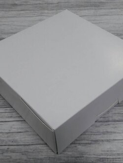 กล่องทรงแบน (ฝาทึบ) กล่องเค้ก 1 ปอนด์ทรงเตี้ย กล่องคัพเค้ก กล่องขนม กล่องจัดเบรค กล่องอเนกประสงค์ ขนาด 20x20x5.5 ซม.สีขาว ราคา 190 บาทต่อแพ็ค (20ใบ)