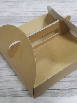 กล่องหูหิ้ว กล่องบราวนี่ กล่องคุ๊กกี้ กล่องชิฟฟ่อน กล่องเค้ก กล่องขนม สีคราฟท์น้ำตาลอ่อน ขนาด กว้าง 17.5 x ยาว 17.5 x สูง 5.0 ซม. ราคา 185 บาทต่อแพ็ค (20ใบ)