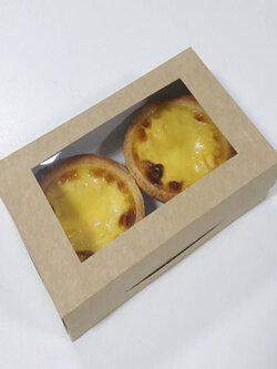 กล่องบราวนี่ กล่องชิฟฟ่อน กล่องช๊อกโกแลต กล่องทาร์ตไข่ กล่องขนมเปี๊ยะ สีคราฟท์น้ำตาลอ่อน ขนาด 11.5x18.5x5.0 ซม.ราคา 160 บาทต่อแพ็ค (20ใบ)